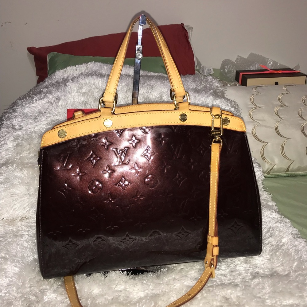 Louis Vuitton Brea Vernis maroon